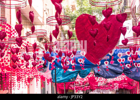 Coeurs rouges qui pendent et déménagement dans quartier de Gracia, Barcelone Banque D'Images