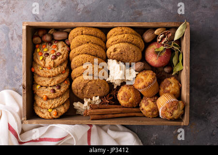 Les cookies et les muffins d'automne dans une boîte avec des pommes Banque D'Images