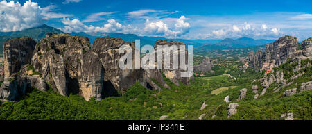 Vue panoramique sur la spectaculaire Grande rocheux escarpés des météores, Thessalie, Grèce Banque D'Images