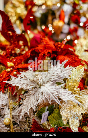 Décorations de Noël et des lumières accrochée à un arbre de Noël traditionnel pendant la saison de vacances de Noël. Banque D'Images