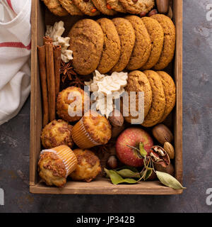 Les cookies et les muffins d'automne dans une boîte avec des pommes Banque D'Images