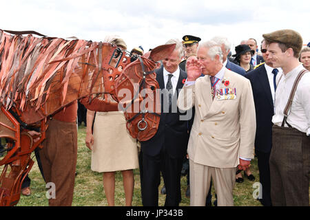 Le Prince de Galles (centre droit) et le roi Philippe (centre) de Belgique répondre War Horse au cours d'une visite au domaine de l'exposition à l'Passchendaele Memorial Park à Zonnebeke, Belgique, pour marquer le centenaire de la bataille de Passchendaele. Banque D'Images