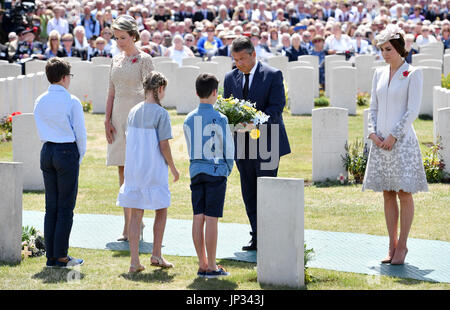 (De gauche à droite) La Reine Mathilde de Belgique, Steven Vandeput et la duchesse de Cambridge déposent des fleurs par graves à Tyne Cot Cemetery des sépultures de guerre du Commonwealth à Ypres, en Belgique, à une cérémonie de commémoration à l'occasion du centenaire de la bataille de Passchendaele. Banque D'Images