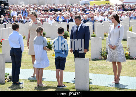 (De gauche à droite) La Reine Mathilde de Belgique, Steven Vandeput et la duchesse de Cambridge déposent des fleurs par graves à Tyne Cot Cemetery des sépultures de guerre du Commonwealth à Ypres, en Belgique, à une cérémonie de commémoration à l'occasion du centenaire de la bataille de Passchendaele. Banque D'Images