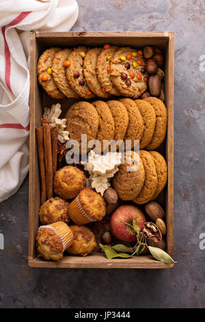 Les cookies et les muffins d'automne dans une boîte avec des pommes Banque D'Images