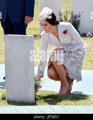 La duchesse de Cambridge jette des fleurs sur une tombe à Tyne Cot Cemetery des sépultures de guerre du Commonwealth à Ypres, en Belgique, à une cérémonie de commémoration à l'occasion du centenaire de la bataille de Passchendaele. Banque D'Images