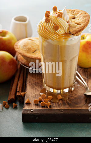 Apple pie milkshake avec sirop de caramel et une pointe de tarte Banque D'Images