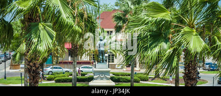 Palmiers entourent la statue de Ponce de León qui se dresse le long de la route A1A à la Constitution Plaza dans la ville historique de Saint Augustine, Floride, USA. Banque D'Images