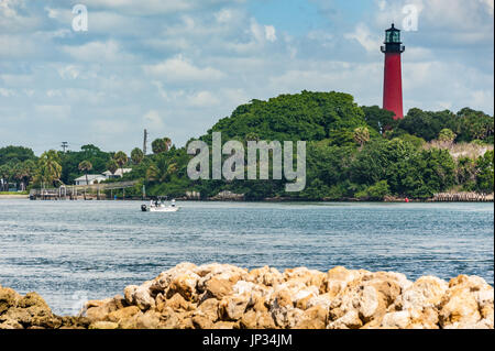 Le 1860 se dresse le phare de Jupiter Inlet Sentinel le long de la côte sud-est de la Floride dans la région de Jupiter, en Floride. (USA) Banque D'Images