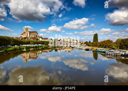 Les cumulus se reflétant dans la rivière l'Yonne à Auxerre, Bourgogne, France Banque D'Images