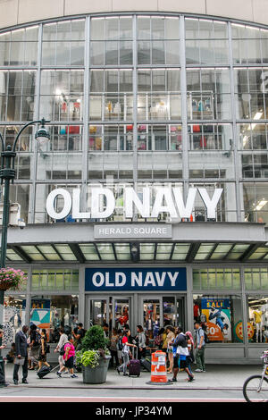 Les gens à pied par un magasin Old Navy dans Manhattan. Banque D'Images