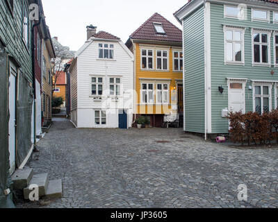 Bergen, Norvège - 12 Février 2017 : jaune, vert et blanc avec des toits de maisons en bois en Scandinavie Banque D'Images