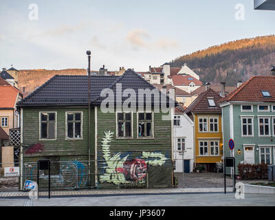 Bergen, Norvège - 12 Février 2017 : jaune, vert et blanc avec des toits de maisons en bois en Scandinavie Banque D'Images