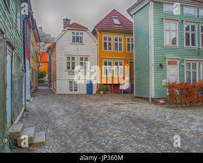 Bergen, Norvège - 12 Février 2017 : jaune, vert et blanc avec des toits de maisons en bois en Scandinavie Banque D'Images