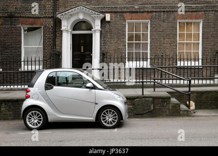 Faible consommation de carburant d'argent Smart voiture garée à l'extérieur d'une maison géorgienne à Londres N1 UK KATHY DEWITT Banque D'Images