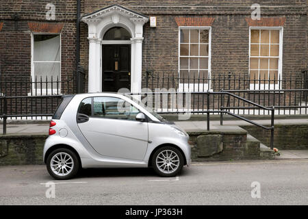 Faible consommation de carburant d'argent Smart voiture garée à l'extérieur d'une maison géorgienne à Londres N1 UK KATHY DEWITT Banque D'Images