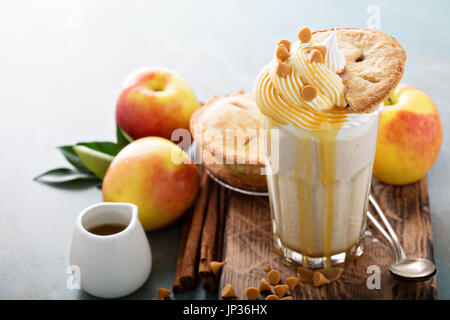 Apple pie milkshake avec sirop de caramel et une pointe de tarte Banque D'Images