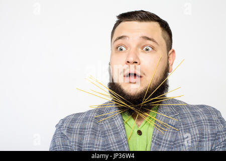 Fat Man avec des pâtes dans Beard Banque D'Images