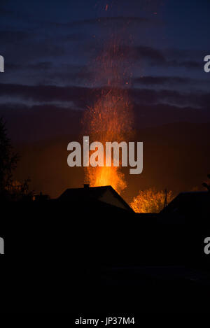 Maison en flammes, l'incendie que commencer et les services n'ont pas encore res Banque D'Images