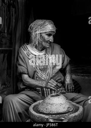 Personnes âgées dame marocaine fait "Amlou" à Essaouira. Amlou est une recette marocaine de la région d'Agadir. C'est une petite merveille de simplicité et de goût. Banque D'Images