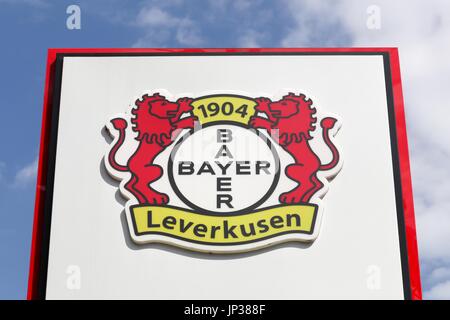 Leverkusen, Allemagne - le 22 juillet 2017 : Bayer Leverkusen logo sur un panneau. Le Bayer Leverkusen est un club allemand de football basé à Leverkusen, Allemagne Banque D'Images