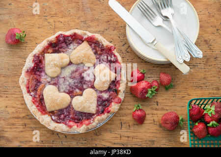 La pâte en forme de coeur sur berry pie prêt à servir Banque D'Images