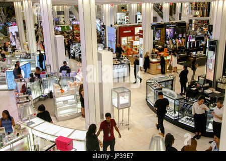 La scène de l'étage cosmétique du grand magasin Macy's en tant que clients et employés interagissent. Banque D'Images