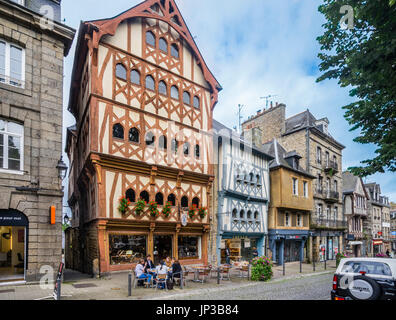 France, Bretagne, Côtes-d'Armor, Guingamp, Rue Edouard Ollivro, 16e siècle, maisons à colombages dans le centre historique de la ville Banque D'Images