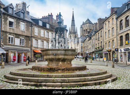 France, Bretagne, Côtes-d'Armor, Guingamp, Fontaine de la Plomée à Place du Centre dans le centre historique de Guingamp Banque D'Images