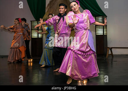 Spectacle culturel à Nayong pilipino, Angeles City, Pampanga, Philippines Banque D'Images