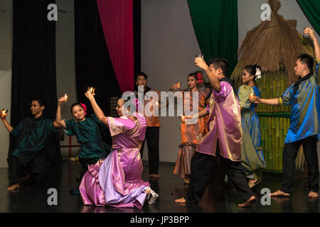 Spectacle culturel à Nayong pilipino, Angeles City, Pampanga, Philippines Banque D'Images