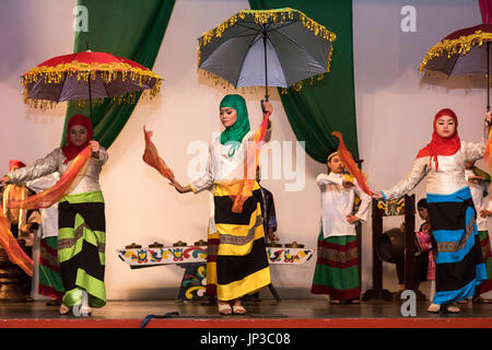 Spectacle culturel à Nayong pilipino, Angeles City, Pampanga, Philippines Banque D'Images