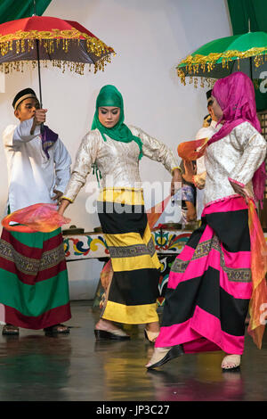 Spectacle culturel à Nayong pilipino, Angeles City, Pampanga, Philippines Banque D'Images