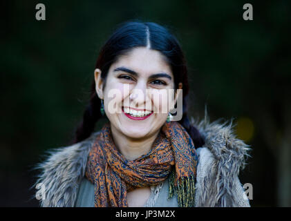 Persian girl talking on her mobile phone outdoors Banque D'Images