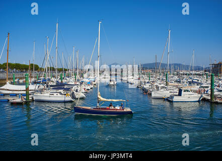 Hondarribia, Espagne - le 16 juillet 2017. Yachts amarrés dans le port de plaisance, le port de loisirs d'Hondarribia (Fuenterrabia), en Guipúzcoa, Pays Basque, Spai Banque D'Images