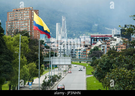 Un énorme drapeau colombien souffle dans la brise dans le centre de Bogota, Colombie Banque D'Images