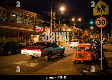 Un 1972 Dodge demon tourne au feu dans une rue de banlieue à Bogota, Colombie. American Classic cars sont bien perçus en Colombie Banque D'Images