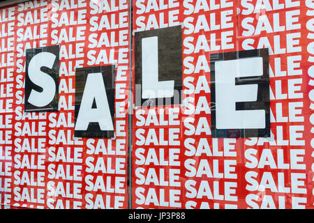 Mort de la Grand-rue métaphore / concept - rouge et noir VENTE SIGNES / affiches dans une vitrine. Crise High Street, high street, squeeze. Banque D'Images