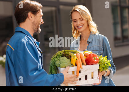 Gai friendly Woman picking up son épicerie Banque D'Images