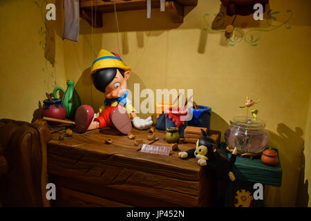 TOKYO, JAPON - 14 MAI : Geppetto's house avec Pinocchio sur l'affichage tableau montrant dans Disneystore situé à Shibuya, Tokyo Banque D'Images