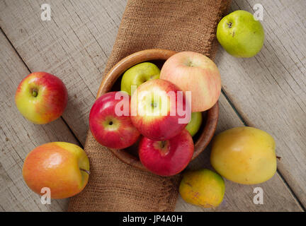 Les pommes et autres fruits sur le vieux plancher en bois. Banque D'Images