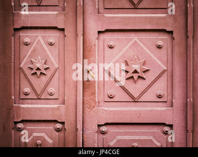 Image de la vieille porte ouvragée rouge. Banque D'Images