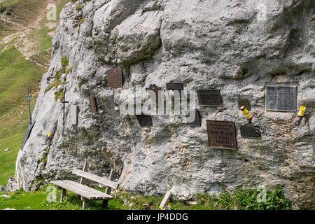 Plaques commémoratives sur un gros rocher sur une Alpine à pied chemin par Scharnitztal Scharnitzjoch à selle dans les Alpes du Tyrol, Autriche Banque D'Images