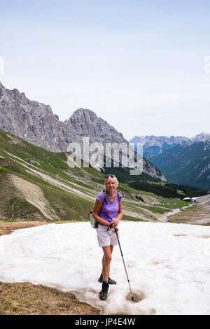 Traverser le Scharnitzjoch col selle avec plaques de neige encore sur le sol en été, Tyrol, Alpes, Autriche Banque D'Images