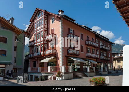 Autumnal Corso Italia, la rue principale dans le centre-ville, à Cortina d'Ampezzo, Dolomites, Alpes, Vénétie, Italie, Europe Banque D'Images