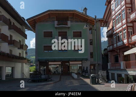 Autumnal Corso Italia, la rue principale dans le centre-ville, à Cortina d'Ampezzo, Dolomites, Alpes, Vénétie, Italie, Europe Banque D'Images