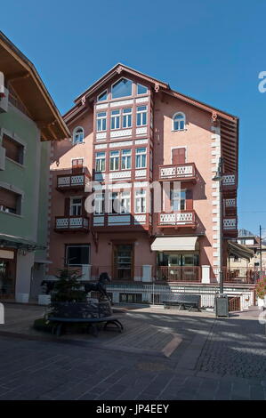 Autumnal Corso Italia, la rue principale dans le centre-ville, à Cortina d'Ampezzo, Dolomites, Alpes, Vénétie, Italie, Europe Banque D'Images