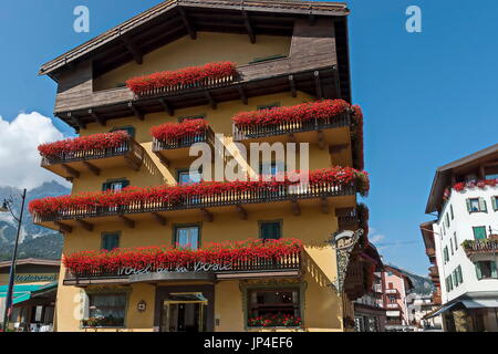 Autumnal Corso Italia, la rue principale dans le centre-ville, à Cortina d'Ampezzo, Dolomites, Alpes, Vénétie, Italie, Europe Banque D'Images