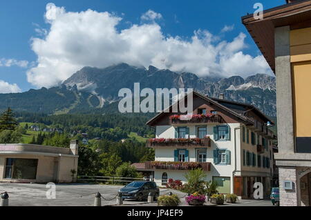 Corso Italia d'automne, le quartier résidentiel de la ville de Cortina d'Ampezzo, Dolomites, montagne Alpes, Vénétie, Italie, Europe Banque D'Images