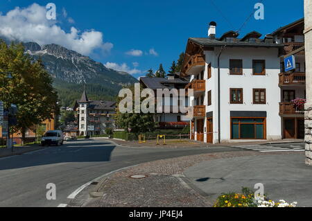 Corso Italia d'automne, le quartier résidentiel de la ville de Cortina d'Ampezzo, Dolomites, montagne Alpes, Vénétie, Italie, Europe Banque D'Images